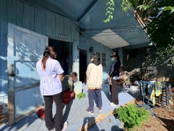 S__18915351.jpg - วันอังคาร ที่ 16 ธันวาคม 2568 กองสาธารณสุขและสิ่งแวดล้อม นำโดย นักกายภาพบำบัด ร่วมกับ อสม. ในพื้นที่ชุมชนบ้านพักป่าไม้ ลงชุมชนเยี่ยมบ้านผู้ที่มีภาวะพึ่งพิง จำนวนทั้งหมด 4 ราย เพื่อประเมินร่างกาย ตรวจสุขภาพเบื้องต้น รวมถึงให้คำแนะนำด้านดูแลสุขภาพ พร้อมมอบของอุปโภคบริโภคให้กับผู้ที่มีภาวะพึ่งพิง   | https://www.sanpatong.go.th