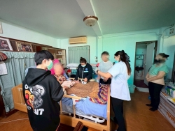 S__18915353.jpg - วันอังคาร ที่ 16 ธันวาคม 2568 กองสาธารณสุขและสิ่งแวดล้อม นำโดย นักกายภาพบำบัด ร่วมกับ อสม. ในพื้นที่ชุมชนบ้านพักป่าไม้ ลงชุมชนเยี่ยมบ้านผู้ที่มีภาวะพึ่งพิง จำนวนทั้งหมด 4 ราย เพื่อประเมินร่างกาย ตรวจสุขภาพเบื้องต้น รวมถึงให้คำแนะนำด้านดูแลสุขภาพ พร้อมมอบของอุปโภคบริโภคให้กับผู้ที่มีภาวะพึ่งพิง   | https://www.sanpatong.go.th