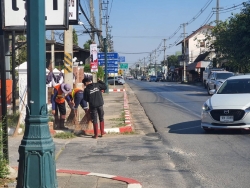 10.jpg - คณะผู้บริหารฯ พร้อมกับเจ้าหน้าที่ กองช่าง และงานป้องกันและบรรเทา เทศบาลตำบลสันป่าตอง ดำเนินการลงพื้นที่เพื่อทำความสะอาดถนน  บริเวณทางเสี่ยงอันตราย ภายในเขตเทศบาลตำบลสันป่าตอง | https://www.sanpatong.go.th