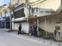 16.jpg - คณะผู้บริหารฯ พร้อมกับเจ้าหน้าที่ กองช่าง และงานป้องกันและบรรเทา เทศบาลตำบลสันป่าตอง ดำเนินการลงพื้นที่เพื่อทำความสะอาดถนน  บริเวณทางเสี่ยงอันตราย ภายในเขตเทศบาลตำบลสันป่าตอง | https://www.sanpatong.go.th