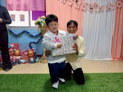 ศูนย์พัฒนาเด็กเล็กเทศบาลตำบลสันป่าตอง จัดโครงการเรียนรู้สู่โลกกว้าง อนุบาลวัยใส(กิจกรรมทำบุญส่งท้ายปีเก่าต้อนรับปีใหม่) ภาพที่ 49 | https://www.sanpatong.go.th