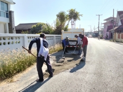 40275.jpg - กองช่าง เทศบาลตำบลสันป่าตอง ได้ดำเนินการซ่อมแซมถนนและไหล่ทาง บริเวณถนนบ้านไร่ | https://www.sanpatong.go.th