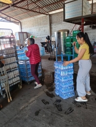 S__67141660_0.jpg - ฝ่ายแผนงานและงบประมาณได้รับความอนุเคราะห์กายอุปกรณ์และน้ำดื่มมรกต | https://www.sanpatong.go.th