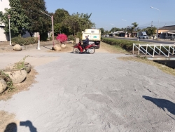 41451.jpg - กองช่าง ได้ดำเนินการซ่อมแซมไหล่ถนนชำรุด ทั้งนี้เพื่อความปลอดภัยของผู้ที่สัญจรไปมา | https://www.sanpatong.go.th