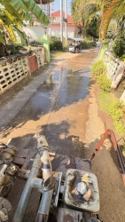 S__21913616.jpg - เทศบาลตำบลสันป่าตอง ร่วมกับ งานป้องกันและบรรเทาภัยได้ฉีดพ่นล้างทำความสะอาดถนนรถฝุ่นละอองและเพื่อความปลอดภัยของผู้ใช้รถใช้ถนน | https://www.sanpatong.go.th