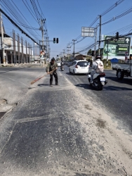 22383.jpg - เทศบาลตำบลสันป่าตองพร้อมกับเจ้าหน้าที่งานป้องกันและบรรเทาสาธารณภัย ได้รับแจ้งว่ามีเศษกรหินดินทรายหล่นบริเวณแยกทอกสจึงได้ไปดำเนินการเก็บกวาดเพื่อความปลอดภัยในการจราจรของประชาชน | https://www.sanpatong.go.th