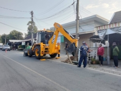 42500.jpg - เทศบาลตำบลสันป่าตอง พร้อมกับเจ้าหนที่กองช่าง เทศบาลตำบลสันป่าตองได้ดำเนินการซ่อมฝารางระบายน้ำบริเวณถนนอ้อมอำเภอ | https://www.sanpatong.go.th