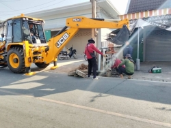 42502.jpg - เทศบาลตำบลสันป่าตอง พร้อมกับเจ้าหนที่กองช่าง เทศบาลตำบลสันป่าตองได้ดำเนินการซ่อมฝารางระบายน้ำบริเวณถนนอ้อมอำเภอ | https://www.sanpatong.go.th