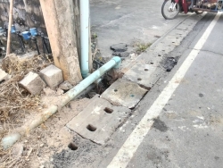 42503.jpg - เทศบาลตำบลสันป่าตอง พร้อมกับเจ้าหนที่กองช่าง เทศบาลตำบลสันป่าตองได้ดำเนินการซ่อมฝารางระบายน้ำบริเวณถนนอ้อมอำเภอ | https://www.sanpatong.go.th