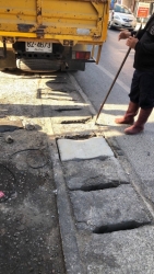 42932.jpg - กองช่าง เทศบาลตำบลสันป่าตองได้ร่วมกันดำเนินการซ่อมฝารางระบายน้ำที่ชำรุด บริเวณถนนเชียงใหม่-ฮอด | https://www.sanpatong.go.th