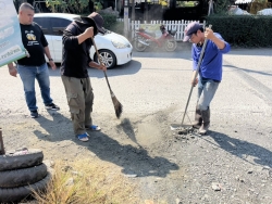 43026.jpg - เทศบาลตำบลสันป่าตอง พร้อมกับกองช่าง เทศบาลตำบลสันป่าตองได้ดำเนินการซ่อมแซมถนนที่เปนหลุมเป็นบ่อ ภายในเขตเทศบาลฯ ทั้งนี้เพื่อความปลอดภัยแก่ผู้สัญจรไปมา | https://www.sanpatong.go.th