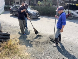 43027.jpg - เทศบาลตำบลสันป่าตอง พร้อมกับกองช่าง เทศบาลตำบลสันป่าตองได้ดำเนินการซ่อมแซมถนนที่เปนหลุมเป็นบ่อ ภายในเขตเทศบาลฯ ทั้งนี้เพื่อความปลอดภัยแก่ผู้สัญจรไปมา | https://www.sanpatong.go.th