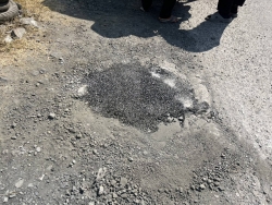 43033.jpg - เทศบาลตำบลสันป่าตอง พร้อมกับกองช่าง เทศบาลตำบลสันป่าตองได้ดำเนินการซ่อมแซมถนนที่เปนหลุมเป็นบ่อ ภายในเขตเทศบาลฯ ทั้งนี้เพื่อความปลอดภัยแก่ผู้สัญจรไปมา | https://www.sanpatong.go.th