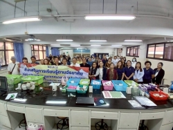 249609_0.jpg - โครงการส่งเสริมการเรียนรู้ตามอัธยาศัยให้กับประชาชนในเขตเทศบาลตำบลสันป่าตอง กิจกรรมการทำผลิตภัณฑ์คอสเมติค ลิปมันจากสารสกัดธรรมชาติ | https://www.sanpatong.go.th