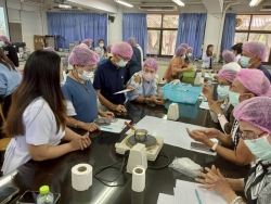 249610_0.jpg - โครงการส่งเสริมการเรียนรู้ตามอัธยาศัยให้กับประชาชนในเขตเทศบาลตำบลสันป่าตอง กิจกรรมการทำผลิตภัณฑ์คอสเมติค ลิปมันจากสารสกัดธรรมชาติ | https://www.sanpatong.go.th