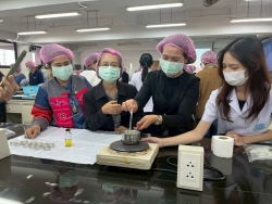 249619_0.jpg - โครงการส่งเสริมการเรียนรู้ตามอัธยาศัยให้กับประชาชนในเขตเทศบาลตำบลสันป่าตอง กิจกรรมการทำผลิตภัณฑ์คอสเมติค ลิปมันจากสารสกัดธรรมชาติ | https://www.sanpatong.go.th