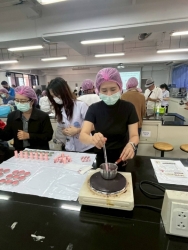 249621_0.jpg - โครงการส่งเสริมการเรียนรู้ตามอัธยาศัยให้กับประชาชนในเขตเทศบาลตำบลสันป่าตอง กิจกรรมการทำผลิตภัณฑ์คอสเมติค ลิปมันจากสารสกัดธรรมชาติ | https://www.sanpatong.go.th