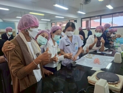 249623_0.jpg - โครงการส่งเสริมการเรียนรู้ตามอัธยาศัยให้กับประชาชนในเขตเทศบาลตำบลสันป่าตอง กิจกรรมการทำผลิตภัณฑ์คอสเมติค ลิปมันจากสารสกัดธรรมชาติ | https://www.sanpatong.go.th