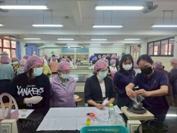 249624_0.jpg - โครงการส่งเสริมการเรียนรู้ตามอัธยาศัยให้กับประชาชนในเขตเทศบาลตำบลสันป่าตอง กิจกรรมการทำผลิตภัณฑ์คอสเมติค ลิปมันจากสารสกัดธรรมชาติ | https://www.sanpatong.go.th