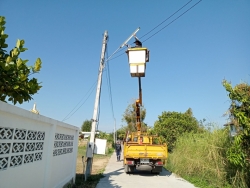 1.jpg - เทศบาลตำบลสันป่าตอง พร้อมกับเจ้าหน้าที่กองช่าง ดำเนินการซ่อมไฟฟ้าและเปลี่ยนหลอดไฟฟ้า บริเวณบ้านหย่อนสามัคคี ซอย 4 และยกฝารางระบายน้ำบ้านสันป่าตองหลวง และวางสะพานหลัง ธนาคารกรุงไทย สาขาสันป่าตอง | https://www.sanpatong.go.th