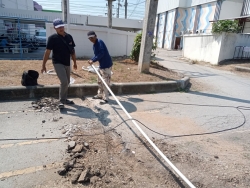 10.jpg - เทศบาลตำบลสันป่าตอง พร้อมกับเจ้าหน้าที่กองช่าง ดำเนินการซ่อมไฟฟ้าและเปลี่ยนหลอดไฟฟ้า บริเวณบ้านหย่อนสามัคคี ซอย 4 และยกฝารางระบายน้ำบ้านสันป่าตองหลวง และวางสะพานหลัง ธนาคารกรุงไทย สาขาสันป่าตอง | https://www.sanpatong.go.th