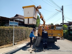 4.jpg - เทศบาลตำบลสันป่าตอง พร้อมกับเจ้าหน้าที่กองช่าง ดำเนินการซ่อมไฟฟ้าและเปลี่ยนหลอดไฟฟ้า บริเวณบ้านหย่อนสามัคคี ซอย 4 และยกฝารางระบายน้ำบ้านสันป่าตองหลวง และวางสะพานหลัง ธนาคารกรุงไทย สาขาสันป่าตอง | https://www.sanpatong.go.th