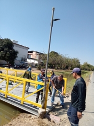 8.jpg - เทศบาลตำบลสันป่าตอง พร้อมกับเจ้าหน้าที่กองช่าง ดำเนินการซ่อมไฟฟ้าและเปลี่ยนหลอดไฟฟ้า บริเวณบ้านหย่อนสามัคคี ซอย 4 และยกฝารางระบายน้ำบ้านสันป่าตองหลวง และวางสะพานหลัง ธนาคารกรุงไทย สาขาสันป่าตอง | https://www.sanpatong.go.th