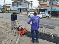 45033.jpg - เทศบาลตำบลสันป่าตอง ร่วมกับกองช่างได้รับมอบหมายจากคณะผู้บริหาร เทศบาลตำบลสันป่าตองให้ดำเนินการซ่อมแซมถนน | https://www.sanpatong.go.th