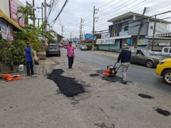 45034.jpg - เทศบาลตำบลสันป่าตอง ร่วมกับกองช่างได้รับมอบหมายจากคณะผู้บริหาร เทศบาลตำบลสันป่าตองให้ดำเนินการซ่อมแซมถนน | https://www.sanpatong.go.th