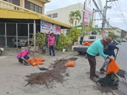 45035.jpg - เทศบาลตำบลสันป่าตอง ร่วมกับกองช่างได้รับมอบหมายจากคณะผู้บริหาร เทศบาลตำบลสันป่าตองให้ดำเนินการซ่อมแซมถนน | https://www.sanpatong.go.th