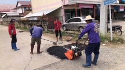 45038.jpg - เทศบาลตำบลสันป่าตอง ร่วมกับกองช่างได้รับมอบหมายจากคณะผู้บริหาร เทศบาลตำบลสันป่าตองให้ดำเนินการซ่อมแซมถนน | https://www.sanpatong.go.th