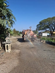 22919.jpg - งานป้องกันฯ เทศบาลตำบลสันป่าตอง ได้นำรถบรรทุกน้ำขนาด 5,000 ลิตร ดำเนินการพ่นน้ำถนนคันคลองชลประทาน ข้าง ธกส สันป่าตองถนน | https://www.sanpatong.go.th