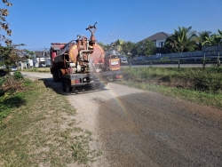 22921.jpg - งานป้องกันฯ เทศบาลตำบลสันป่าตอง ได้นำรถบรรทุกน้ำขนาด 5,000 ลิตร ดำเนินการพ่นน้ำถนนคันคลองชลประทาน ข้าง ธกส สันป่าตองถนน | https://www.sanpatong.go.th