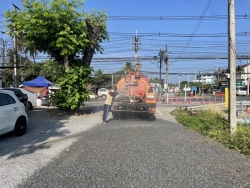 S__128491591.jpg - งานป้องกันฯ เทศบาลตำบลสันป่าตอง ได้นำรถบรรทุกน้ำขนาด 5,000 ลิตร ดำเนินการพ่นน้ำถนนคันคลองชลประทาน ข้าง ธกส สันป่าตองถนน | https://www.sanpatong.go.th