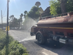 S__128491592.jpg - งานป้องกันฯ เทศบาลตำบลสันป่าตอง ได้นำรถบรรทุกน้ำขนาด 5,000 ลิตร ดำเนินการพ่นน้ำถนนคันคลองชลประทาน ข้าง ธกส สันป่าตองถนน | https://www.sanpatong.go.th