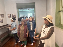 โครงการส่งเสริมกิจกรรมผู้สูงอายุ ประจำปี 2569 กิจกรรมการศึกษาดูงานเพื่อพัฒนาคุณภาพชีวิตให้กับผู้สูงอายุ เทศบาลตำบลสันป่าตอง ณ วิสาหกิจชุมชนหม้อห้อมทุ่งเจริญย้อมสีธรรมชาติ อำเภอเมืองแพร่ จังหวัดแพร่ ภาพที่ 5 | https://www.sanpatong.go.th