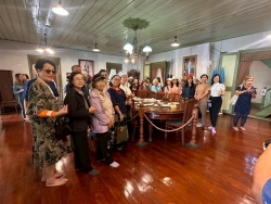 โครงการส่งเสริมกิจกรรมผู้สูงอายุ ประจำปี 2569 กิจกรรมการศึกษาดูงานเพื่อพัฒนาคุณภาพชีวิตให้กับผู้สูงอายุ เทศบาลตำบลสันป่าตอง ณ วิสาหกิจชุมชนหม้อห้อมทุ่งเจริญย้อมสีธรรมชาติ อำเภอเมืองแพร่ จังหวัดแพร่ ภาพที่ 8 | https://www.sanpatong.go.th