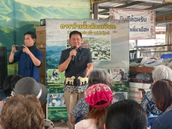 โครงการส่งเสริมกิจกรรมผู้สูงอายุ ประจำปี 2569 กิจกรรมการศึกษาดูงานเพื่อพัฒนาคุณภาพชีวิตให้กับผู้สูงอายุ เทศบาลตำบลสันป่าตอง ณ วิสาหกิจชุมชนหม้อห้อมทุ่งเจริญย้อมสีธรรมชาติ อำเภอเมืองแพร่ จังหวัดแพร่ ภาพที่ 10 | https://www.sanpatong.go.th