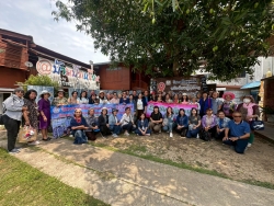 โครงการส่งเสริมกิจกรรมผู้สูงอายุ ประจำปี 2569 กิจกรรมการศึกษาดูงานเพื่อพัฒนาคุณภาพชีวิตให้กับผู้สูงอายุ เทศบาลตำบลสันป่าตอง ณ วิสาหกิจชุมชนหม้อห้อมทุ่งเจริญย้อมสีธรรมชาติ อำเภอเมืองแพร่ จังหวัดแพร่ ภาพที่ 11 | https://www.sanpatong.go.th