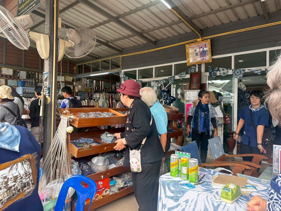 โครงการส่งเสริมกิจกรรมผู้สูงอายุ ประจำปี 2569 กิจกรรมการศึกษาดูงานเพื่อพัฒนาคุณภาพชีวิตให้กับผู้สูงอายุ เทศบาลตำบลสันป่าตอง ณ วิสาหกิจชุมชนหม้อห้อมทุ่งเจริญย้อมสีธรรมชาติ อำเภอเมืองแพร่ จังหวัดแพร่ ภาพที่ 12 | https://www.sanpatong.go.th