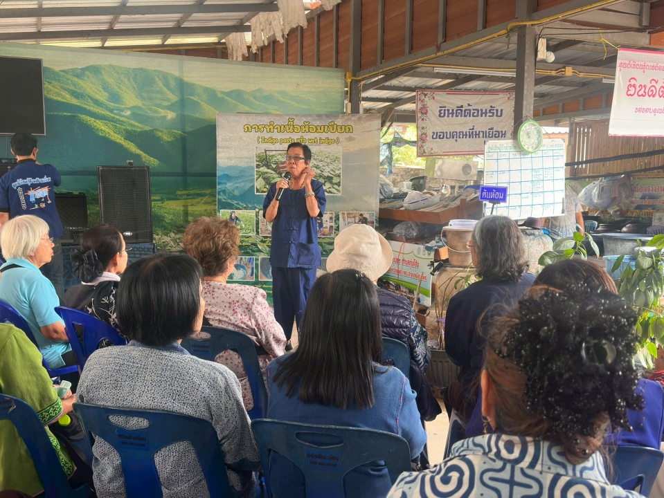โครงการส่งเสริมกิจกรรมผู้สูงอายุ ประจำปี 2569 กิจกรรมการศึกษาดูงานเพื่อพัฒนาคุณภาพชีวิตให้กับผู้สูงอายุ เทศบาลตำบลสันป่าตอง ณ วิสาหกิจชุมชนหม้อห้อมทุ่งเจริญย้อมสีธรรมชาติ อำเภอเมืองแพร่ จังหวัดแพร่ ภาพที่ 13 | https://www.sanpatong.go.th