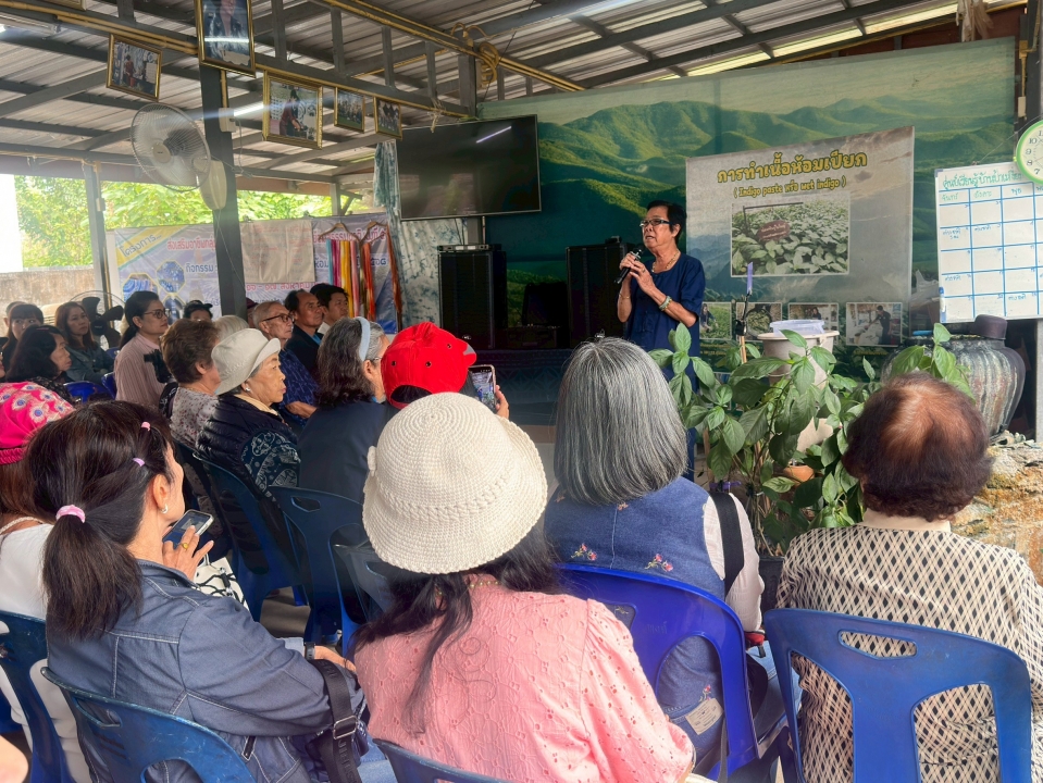 โครงการส่งเสริมกิจกรรมผู้สูงอายุ ประจำปี 2569 กิจกรรมการศึกษาดูงานเพื่อพัฒนาคุณภาพชีวิตให้กับผู้สูงอายุ เทศบาลตำบลสันป่าตอง ณ วิสาหกิจชุมชนหม้อห้อมทุ่งเจริญย้อมสีธรรมชาติ อำเภอเมืองแพร่ จังหวัดแพร่ ภาพที่ 14 | https://www.sanpatong.go.th