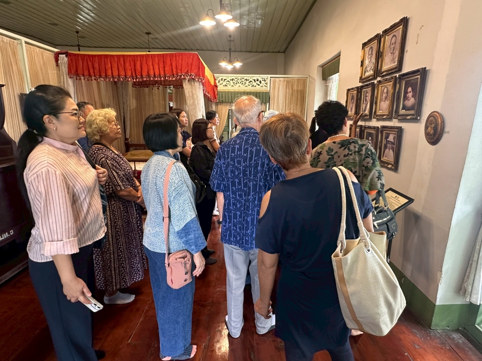 โครงการส่งเสริมกิจกรรมผู้สูงอายุ ประจำปี 2569 กิจกรรมการศึกษาดูงานเพื่อพัฒนาคุณภาพชีวิตให้กับผู้สูงอายุ เทศบาลตำบลสันป่าตอง ณ วิสาหกิจชุมชนหม้อห้อมทุ่งเจริญย้อมสีธรรมชาติ อำเภอเมืองแพร่ จังหวัดแพร่ ภาพที่ 3 | https://www.sanpatong.go.th