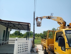 48168.jpg - เทศบาลตำบลสันป่าตอง พร้อมกับกองช่างงานไฟฟ้าติดตั้งโคมไฟถนน LED.20W.พร้อมอุปกรณ์ครบชุดถ.จัดสรร วัดร้องสร้าน | https://www.sanpatong.go.th