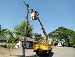 48170.jpg - เทศบาลตำบลสันป่าตอง พร้อมกับกองช่างงานไฟฟ้าติดตั้งโคมไฟถนน LED.20W.พร้อมอุปกรณ์ครบชุดถ.จัดสรร วัดร้องสร้าน | https://www.sanpatong.go.th