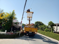 48171.jpg - เทศบาลตำบลสันป่าตอง พร้อมกับกองช่างงานไฟฟ้าติดตั้งโคมไฟถนน LED.20W.พร้อมอุปกรณ์ครบชุดถ.จัดสรร วัดร้องสร้าน | https://www.sanpatong.go.th