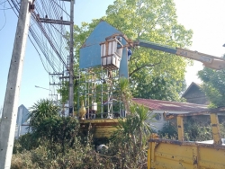 48173.jpg - เทศบาลตำบลสันป่าตอง พร้อมกับกองช่างงานไฟฟ้าติดตั้งโคมไฟถนน LED.20W.พร้อมอุปกรณ์ครบชุดถ.จัดสรร วัดร้องสร้าน | https://www.sanpatong.go.th