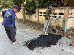 48191.jpg - เทศบาลตำบลสันป่าตองร่วมกับกองช่าง ได้ดำเนินการซ่อมแซมถนน บริเวณซอยข้างร้านจิตรช่าง หมู่ 1ต.ยุหว่า  | https://www.sanpatong.go.th