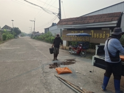 49159.jpg - เทศบาลตำบลสันป่าตองร่วมกับกองช่าง ได้ดำเนินการซ่อมแซมถนนบริเวณหน้าหมุูบ้านสิริเชียงใหม่ | https://www.sanpatong.go.th