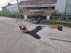 49163.jpg - เทศบาลตำบลสันป่าตองร่วมกับกองช่าง ได้ดำเนินการซ่อมแซมถนนบริเวณหน้าหมุูบ้านสิริเชียงใหม่ | https://www.sanpatong.go.th